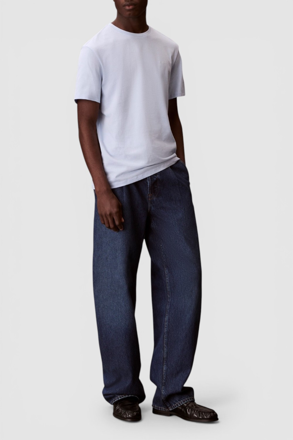 תמונת כל הלוק של חולצת טי